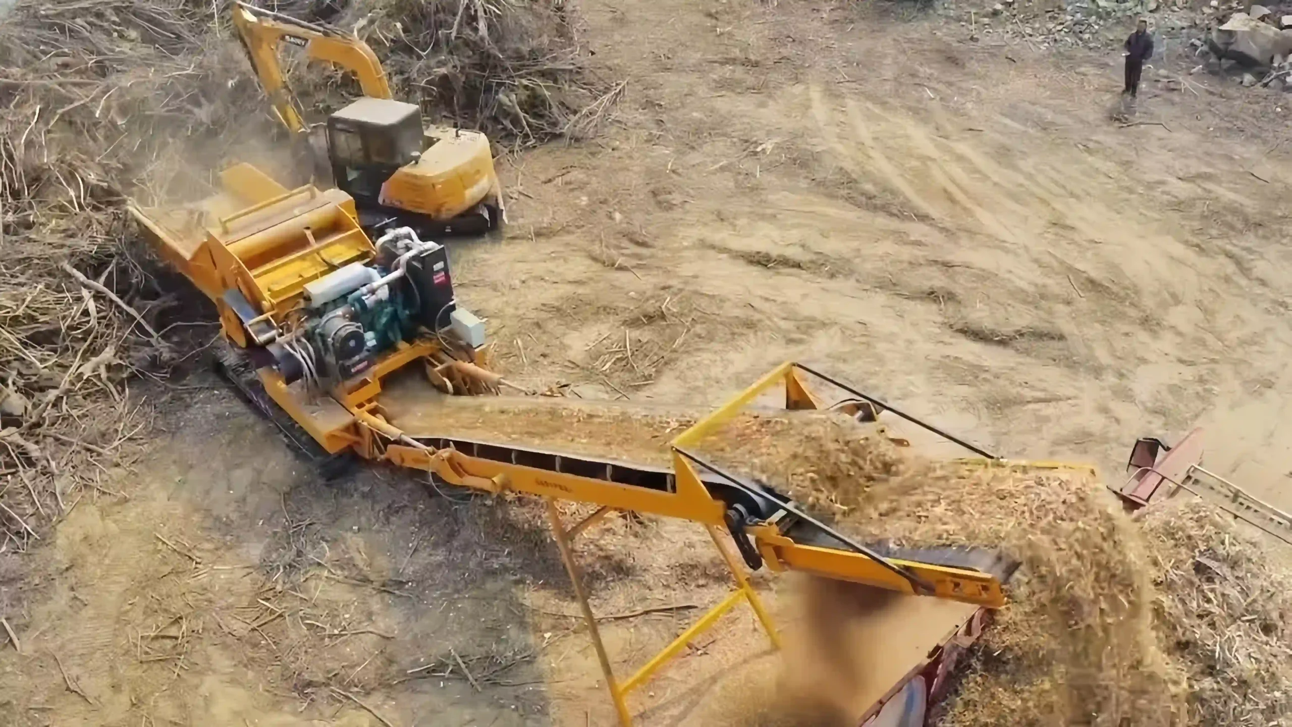 黄色生物质处理设备在沙地作业