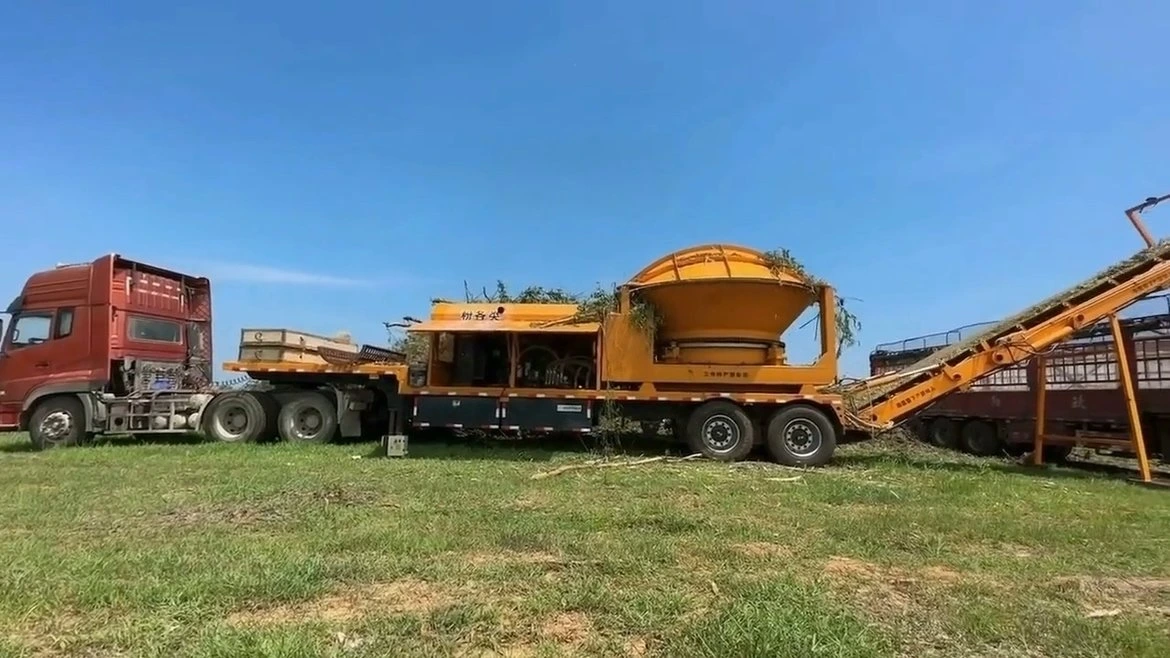 黄色伐木破碎设备在森林中作业